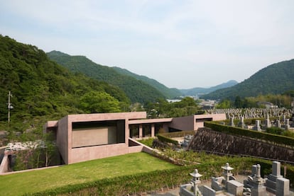 El cementerio tiene vistas a la montaña de Hokusetsu, a 40 kilómetros al norte de Osaka.