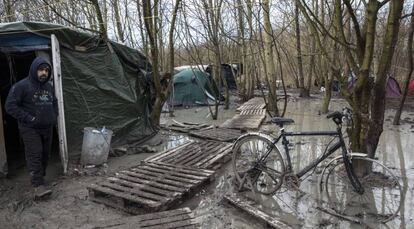 Un kurdo en el campamento de Grande-Synthe (Francia).