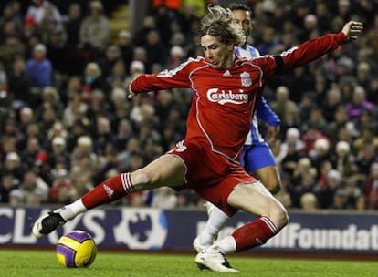 Torres dispara a puerta durante un partido contra el Wigan.