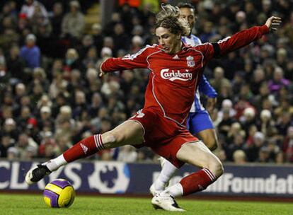 Torres dispara a puerta durante un partido contra el Wigan.