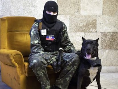 Un militante prorruso con su perro en la Administración Provincial de Donetsk.