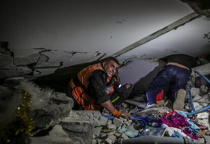 Personal de rescate busca supervivientes entre los escombros de un edificio en Gaza. Al menos 10 miembros de una misma familia fallecieron el sábado en el campo de refugiados de Al Shati, en una de las ofensivas de la aviación israelí, al desplomarse el inmueble en el que vivían.