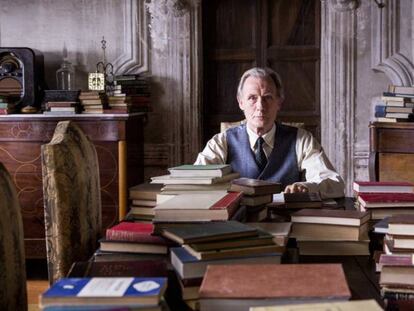 El actor Bill Nighy rodeado de libros en la película de Isabel Coixet 'La librería' (2017).