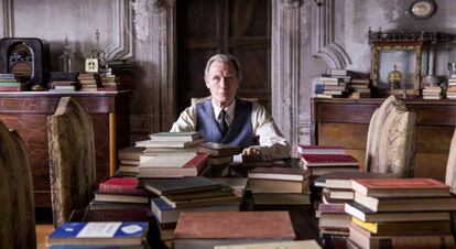 El actor Bill Nighy rodeado de libros en la película de Isabel Coixet 'La librería' (2017).