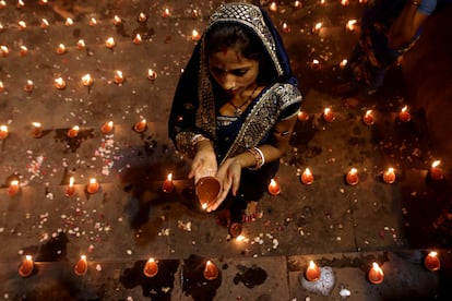 Una mujer hind enciende lmparas de aceite en la orilla del ro Hooghly durante el festival Dev Deepawali en Kolkata, India, en noviembre pasado.