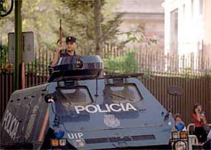 Un policía español protege desde un vehículo blindado la embajada de los EE UU en Madrid.