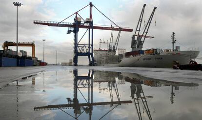 Transporte de mercancías en el puerto de Bilbao.