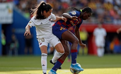 Ainoa Campo, del Tacón, disputa el balón ante la jugadora nigeriana del FC Barcelona, Asisat Oshoala.