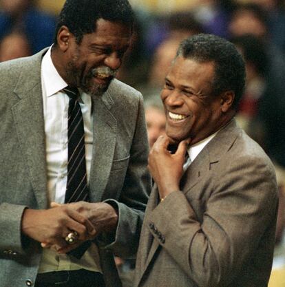 K.C. Jones, a la derecha, junto a Bill Russell, su excompañero en los Celtics, cuando eran entrenadores de los Kings y los Celtics en 1988.