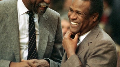 K.C. Jones, a la derecha, junto a Bill Russell, su excompañero en los Celtics, cuando eran entrenadores de los Kings y los Celtics en 1988.