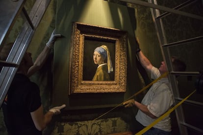 Operarios del museo Mauritshuis cuelgan el cuadro &#039;La joven de la perla&#039; de Vermeer. El museo reabre en La Haya tras una remodelaci&oacute;n de dos a&ntilde;os y 30 millones de inversi&oacute;n