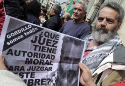El parlamentario andaluz de IU Juan Manuel Sánchez Gordillo(d) acompañado por el lider del SAT Diego Cañamero, a su salida del Tribunal Superior de Justicia de Andalucía, tras ser aplazada su declaración por la ocupación de una finca militar. EFE/Archivo