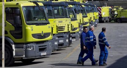 Trabajadores de Limasa, en la sede de la empresa en M&aacute;laga.