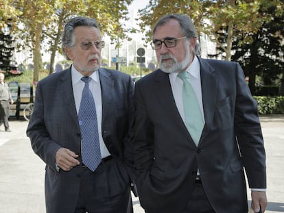 Alfonso Grau, exvicealcalde de Valencia (a la derecha), llega a los juzgados con su abogado, en 2017.