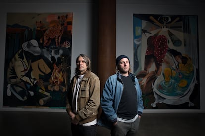 Los pintores franceses Baptiste Laurent y Yann Leto, autores de las obras que componen la exposición 'Mauvaises Tournures' en la galería del Instituto Francés de Madrid.