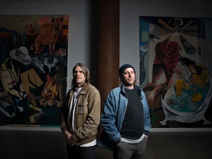 Los pintores franceses Baptiste Laurent y Yann Leto, autores de las obras que componen la exposición 'Mauvaises Tournures' en la galería del Instituto Francés de Madrid.
