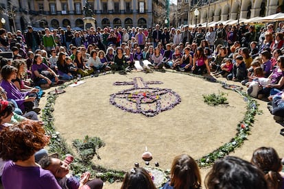 Ofrenda floral en commemoracion a las mujeres victimas de violencia machista en la Plaza Independencia de Girona.