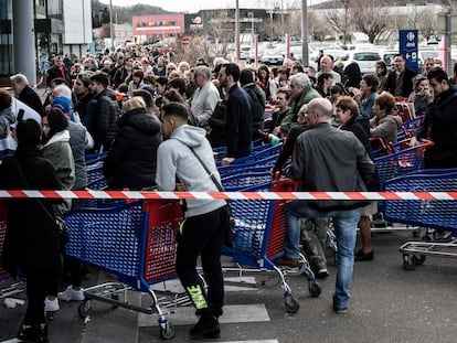 Cola para entrar a un supermercado en Givors, cerca de Lyon.