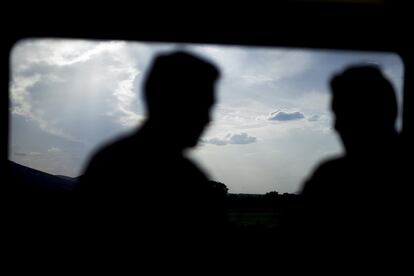 18-02-2017: El largo recorrido en poco espacio de tiempo hace posible ver tanto cielos totalmente despejados como cubiertos por nubes como en esta imagen.
FOTO: PACO PUENTES/EL PAIS