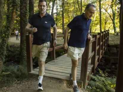 El presidente del Gobierno, Mariano Rajoy, hace senderismo por la ruta de Los Molinos (Pontevedra) junto al marido de Ana Pastor, José Benito Suárez.
