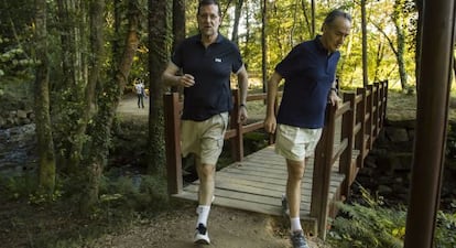 El presidente del Gobierno, Mariano Rajoy, hace senderismo por la ruta de Los Molinos (Pontevedra) junto al marido de Ana Pastor, José Benito Suárez.