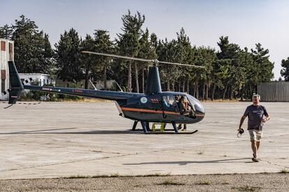 Un turista termina sonriente, y cámara en mano, la excursión en helicóptero ofrecida por las Fuerzas Aéreas libanesas.