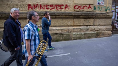 Pintadas de "amnistía total a tu tía" en la parte vieja de San Sebastián.