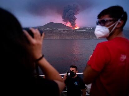 Volcán cumbre vieja sobrepasa la montaña de Todoque rumbo al mar mientras los científicos del buque 'Ramón Margalef' lo observan.