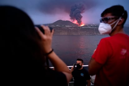 Eugenio Fraile, en el centro, a bordo del 'Ramón Margalef' mientras la lava se desbordaba hacia el mar.