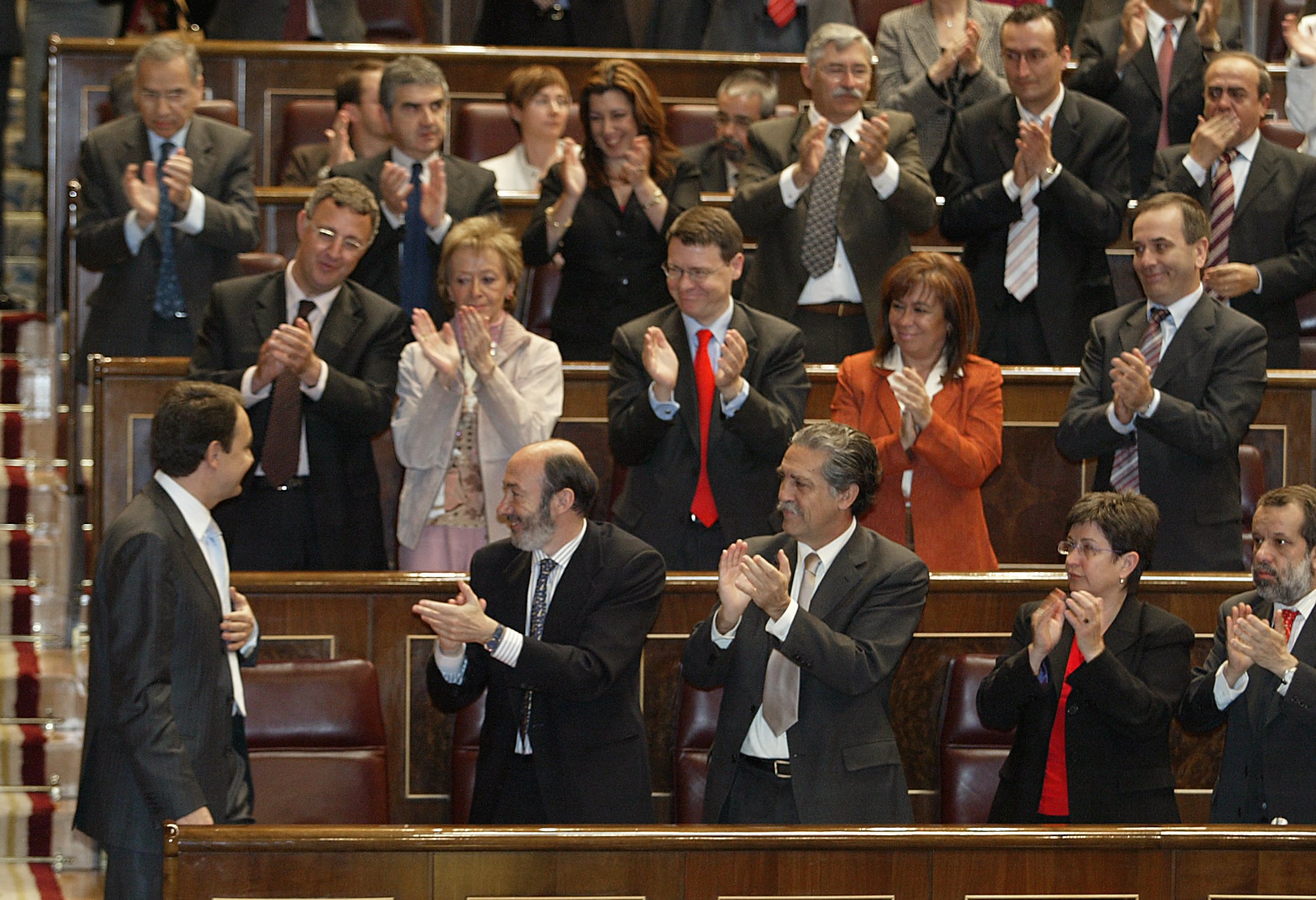 José Luis Rodríguez Zapatero era aplaudido el 15 de abril de 2004 por la bancada socialista del Congreso durante su debate de investidura.