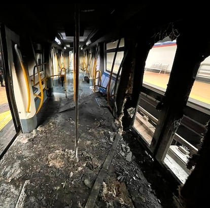 Vagón del metro de Madrid, tras la explosión de un patinete eléctrico en la estación de La Elipa.