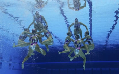 El equipo británico realizando su actuación bajo el agua.