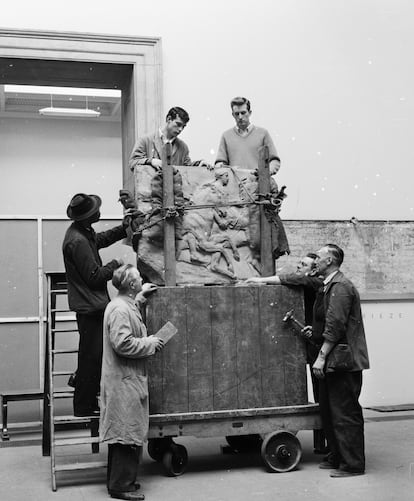 Obreros descargan una parte del friso del Partenón antes de colocarlo en la pared de la nueva sala dedicada a los mármoles en el British Museum de Londres, en 1961.