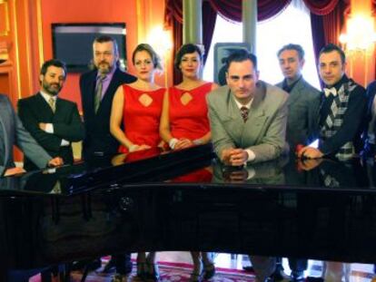 Asier Etxeandia, en el centro, apoyado en el piano, junto al elenco de &#039;El int&eacute;rprete&#039; en el Arriaga.