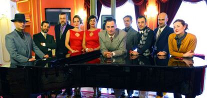 Asier Etxeandia, en el centro, apoyado en el piano, junto al elenco de 'El intérprete' en el Arriaga.