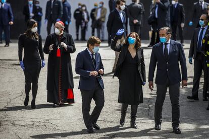 Desde la izquierda: la vicealcaldesa Begoña Villacís, el arzobispo Carlos Osoro, el alcalde José Luis Martínez-Almeida, la presidenta Isabel Díaz Ayuso y el consejero de Interior, Enrique López, en el acto de clausura de la morgue del Palacio de Hielo, en Madrid, el 22 de abril.