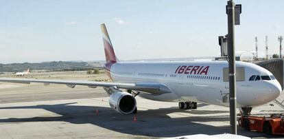 Avión de Iberia, en la T4 del aeropuerto de Barajas.