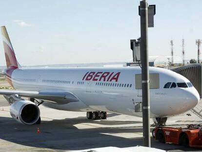 Avión de Iberia, en la T4 del aeropuerto de Barajas.