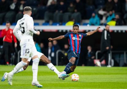 El jugador del FC Barcelona Ansu Fati trata de controlar la pelota