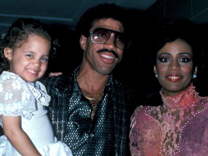 Nicole Richie, Lionel Richie y Brenda Harvey Richie, una familia feliz en Nueva York en 1985.