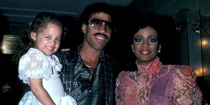 Nicole Richie, Lionel Richie y Brenda Harvey Richie, una familia feliz en Nueva York en 1985.