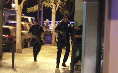 La operación se ha saldado con seis personas heridas, tres de ellas mossos. La herida más grave es una mujer que fue apuñalada por el quinto terrorista durante su huida. Todos los heridos están ingresados en el hospital Joan XXIII y Santa Tecla de Tarragona. En la imagen, miembros de las fuerzas seguridad, esta madrugada en la zona del atentado en Cambrils.