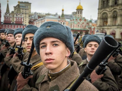 Soldados russos ensaiam para o desfile na praça Vermelha de Moscou do 7 de novembro.