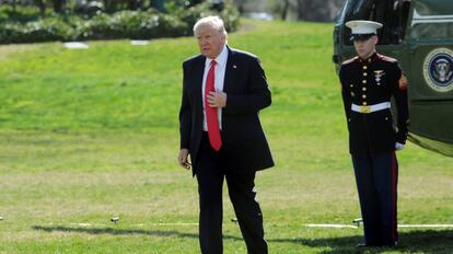 El president Trump als jardins de la Casa Blanca.