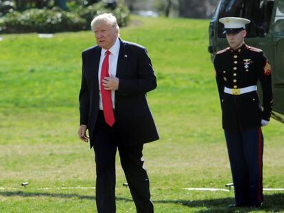 El president Trump als jardins de la Casa Blanca.