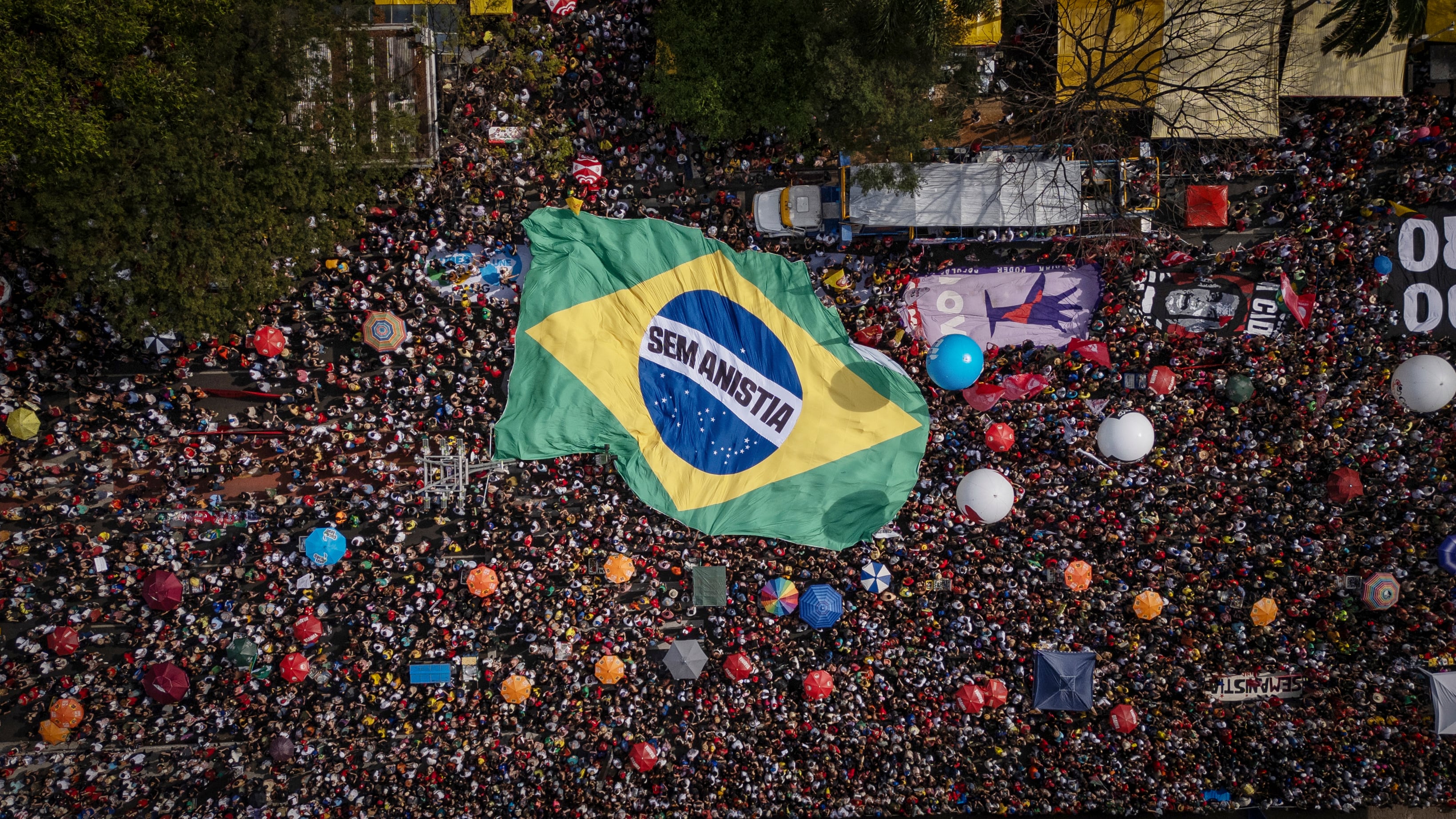Quiénes son y qué defienden los electores que rechazan la ultraderecha en Argentina, Brasil y Chile