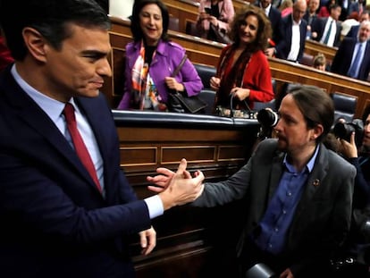 Pedro Sánchez y Pablo Iglesias tras la investidura.