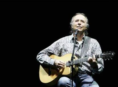 Serrat durante el concierto ofrecido en Miami