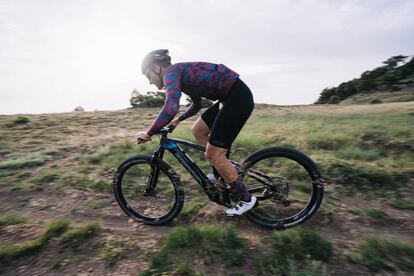 La Mako Hybrid de Berria Bike, en plena acción en la montaña.