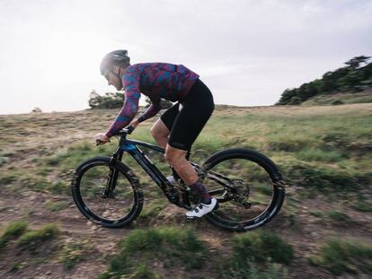 La Mako Hybrid de Berria Bike, en plena acción en la montaña.